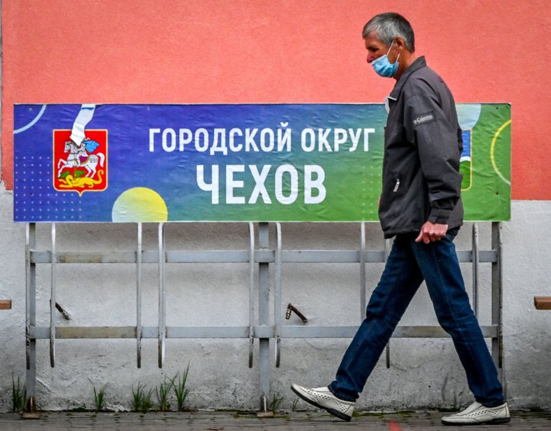 Russia Vaccinates 5,000 Volunteers Against COVID-19 as
Hospital Capacity Nears 90% 1