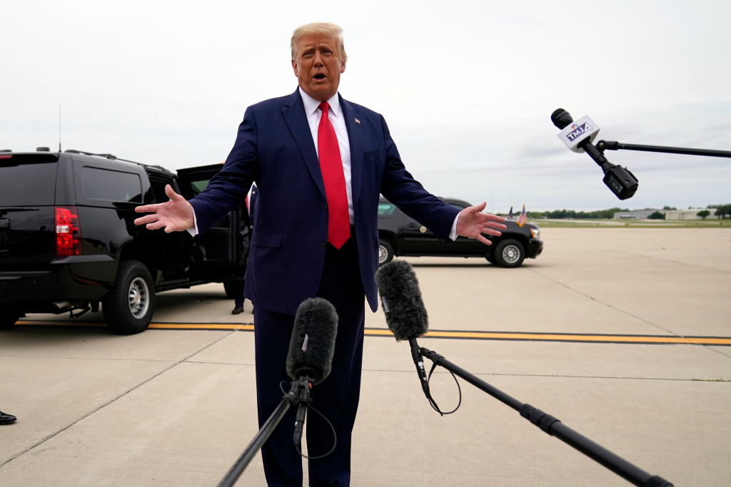 Trump spins baseless take of ‘thugs’ flying to
protests 1