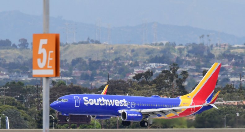 Florida Woman Sparks Probe After Alleging She Was Removed
from Flight Over Maskless 2-Year-Old 1