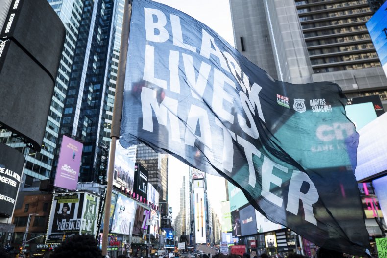 Texas Teacher Fired for Wearing 'Black Lives Matter' Mask Is
Heartbroken Over School's Decision 1