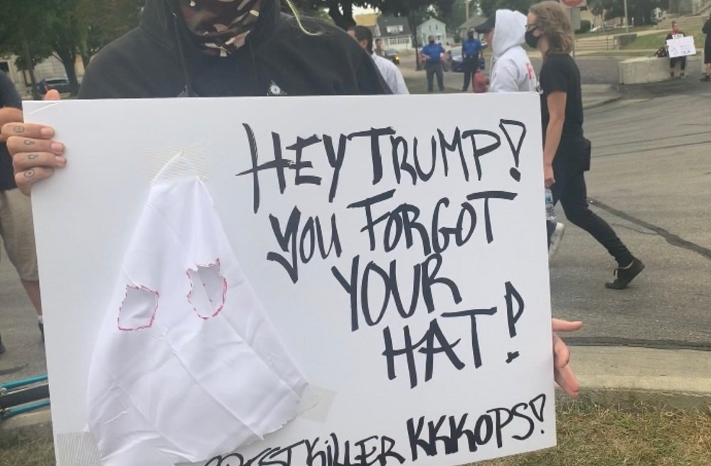 Black Lives Matter Protesters Attacking Trump’s Visit To
Kenosha: ‘Riots Work’ 1