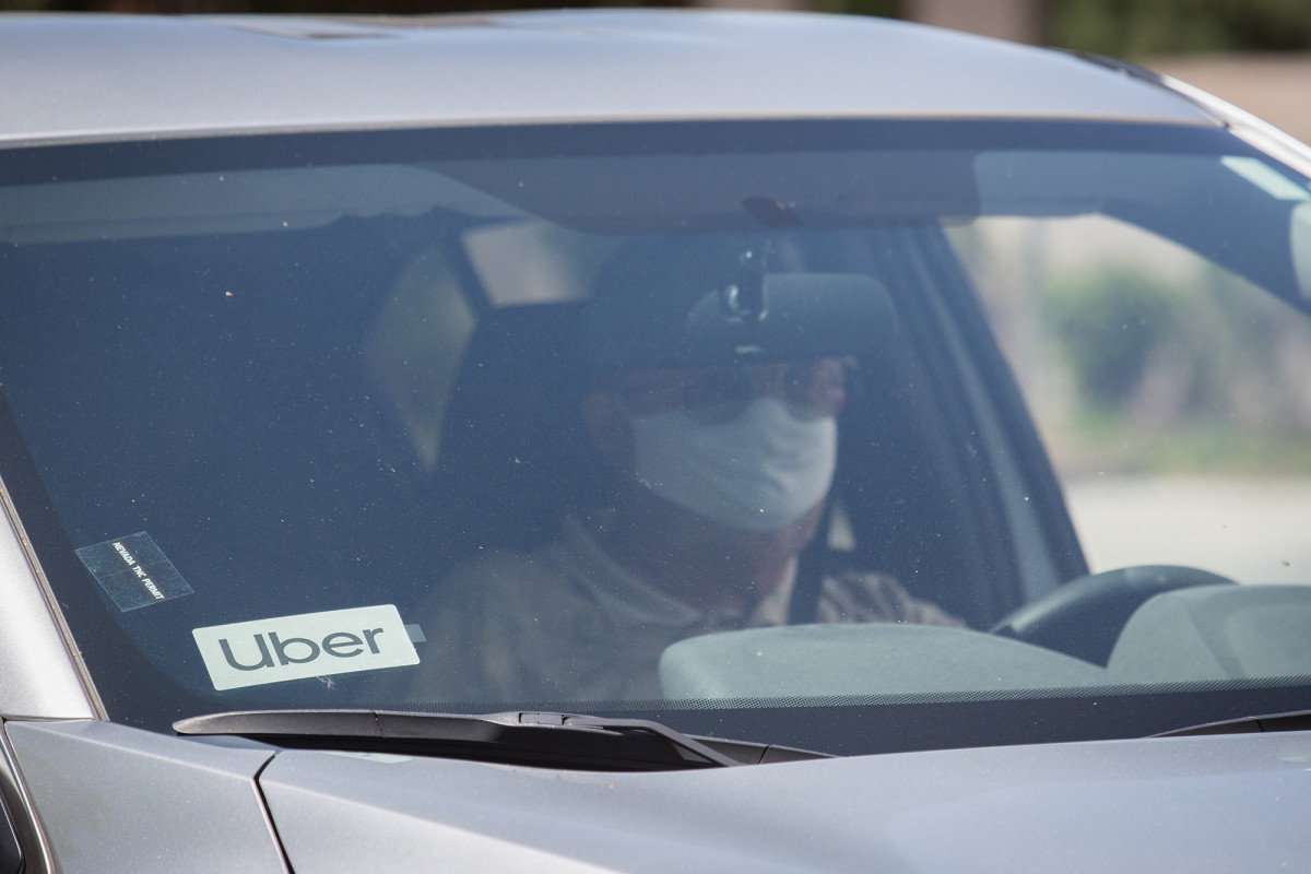Uber will use selfies to confirm passengers are wearing
masks 1