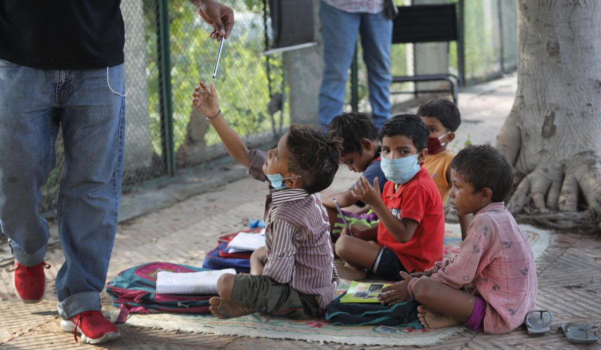 Indian couple run street-side classes for poor
students 1