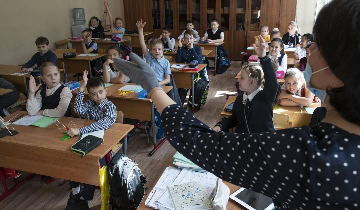 Russian schools reopen with masks, class limit
precautions 1