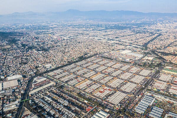 In the Epicenter of Mexico's Coronavirus Epicenter, Feeling
Like a 'Trapped Animal' 1