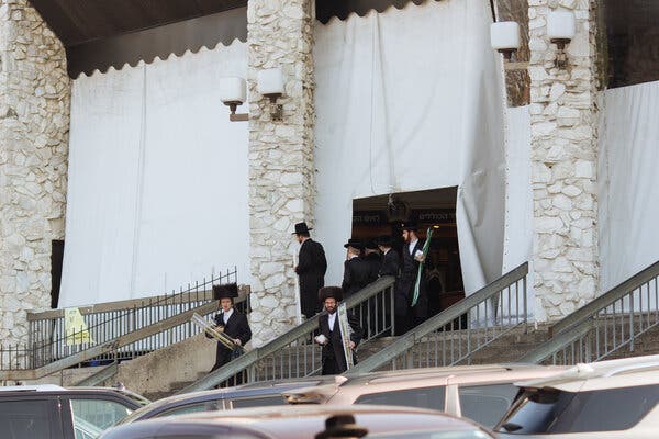 15% of Virus Tests Are Positive, and Few Wear Masks in One
Orthodox Suburb 1