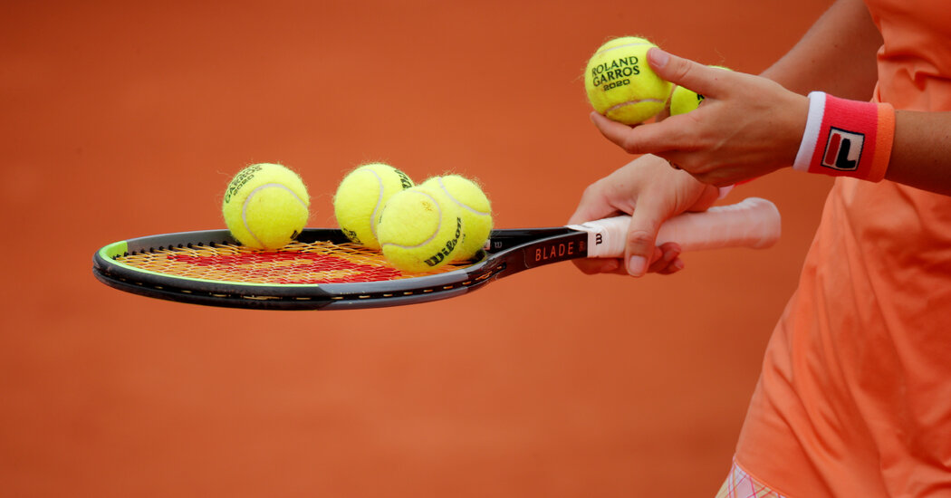 Are Underhand Serves Underhanded? Tennis Is Opening Up to
the Crafty Tactic 1