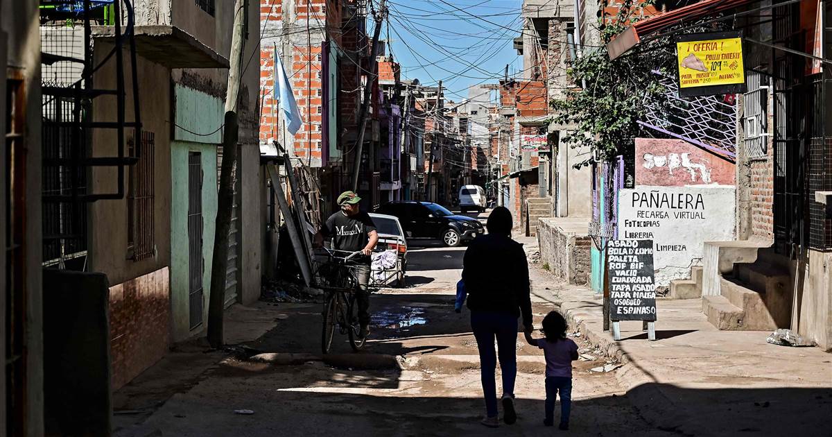 In Argentina, nearly half in poverty as coronavirus deepens
economic crisis 1