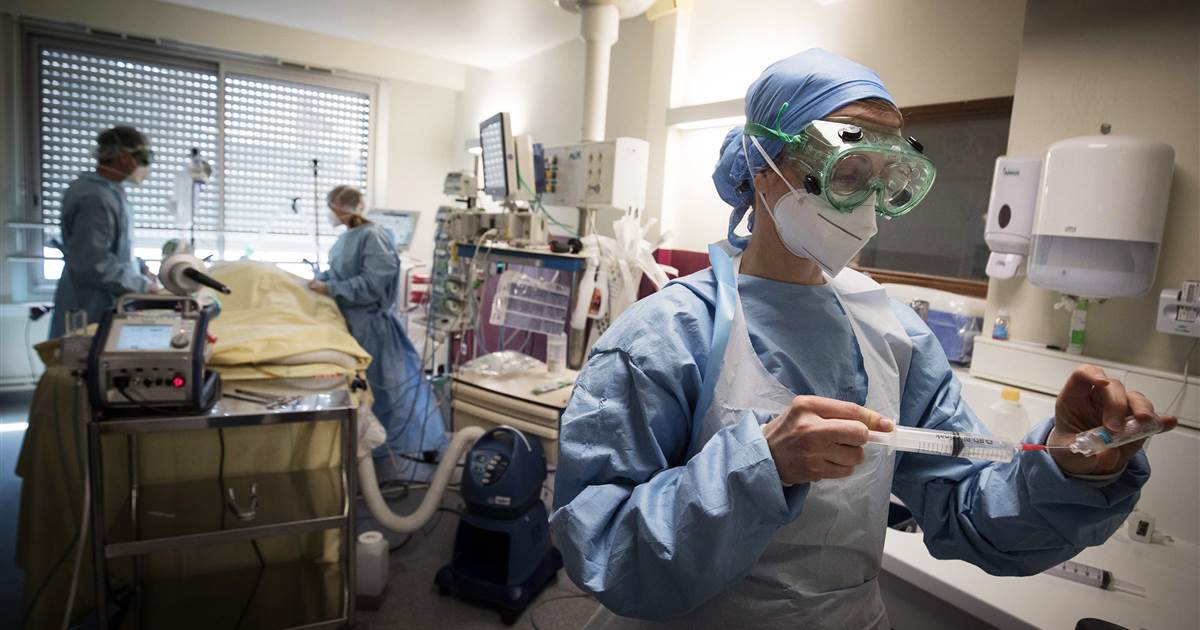 Paris bars face possible closure as COVID-19 patients fill
ICUs 1