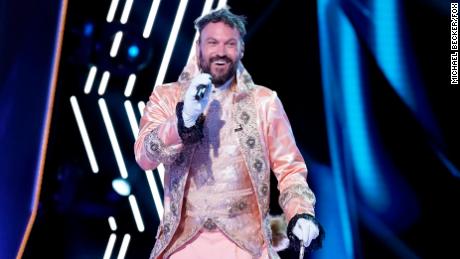'Masked Singer' reveals former teen heartthrob behind
Giraffe 1