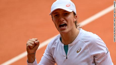 Iga Swiatek powers into French Open final to continue roll,
make history 1