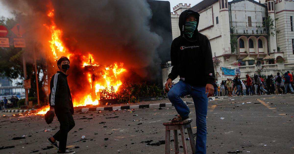 'Struggle for our children': Clashes erupt during protests
against new Indonesia jobs law 1