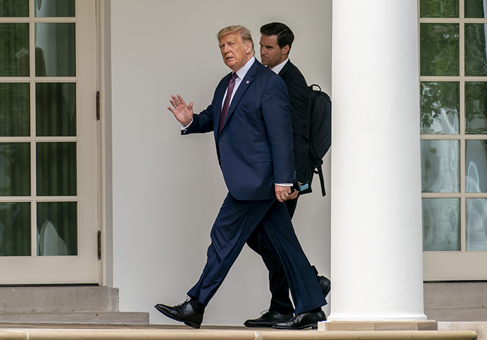 Trump personnel office weighs asking appointees to offer
their resignations 1