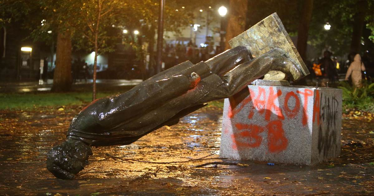 Protesters in Portland topple statues of Abraham Lincoln,
Theodore Roosevelt 1