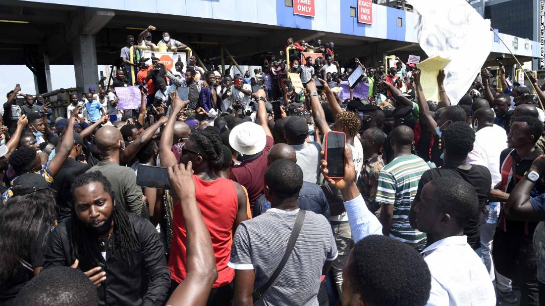 Eyewitnesses say Nigerian forces opened fire on protesters
in Lagos 1