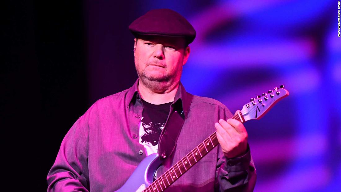 Christopher Cross says Covid-19 temporarily paralyzed
him 1