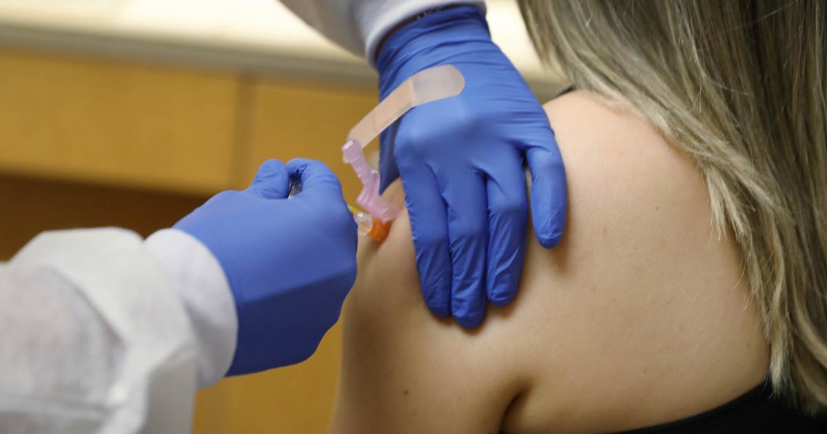 CVS to hire thousands of pharmacy techs as it prepares for
more Covid-19 cases, rollout of vaccine 1