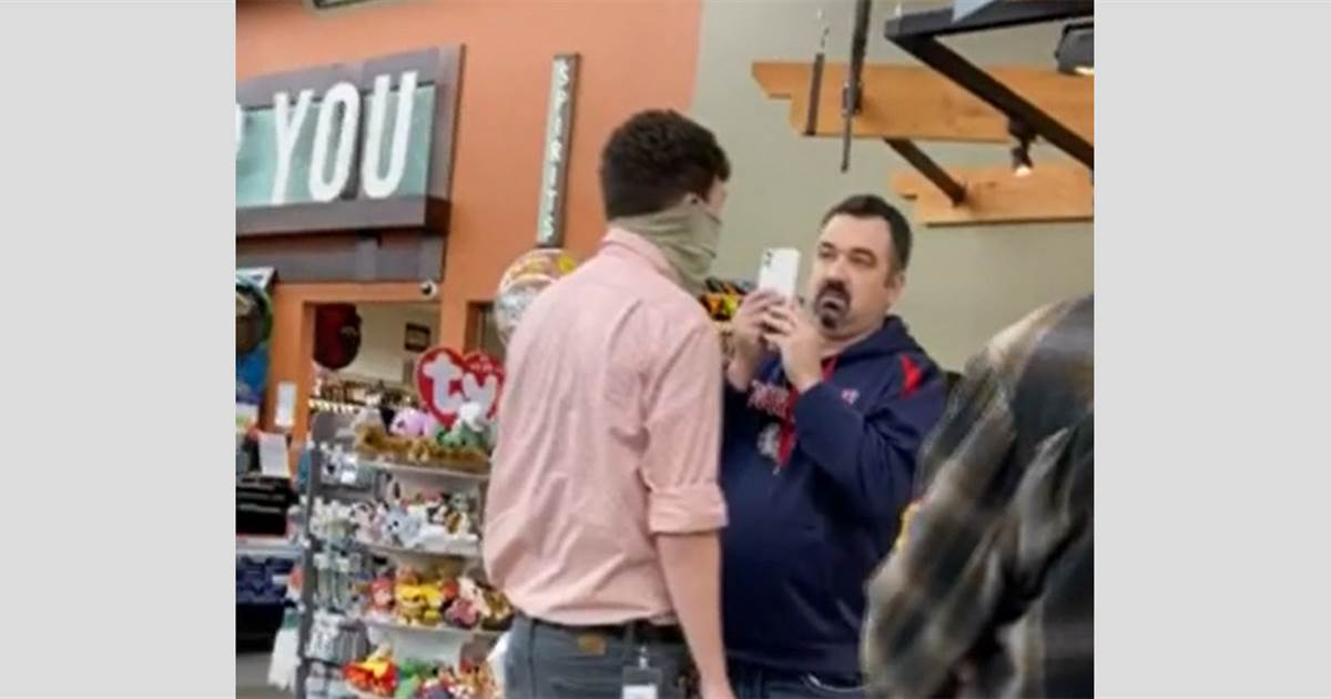 Unmasked man in Washington grocery store speaks out after
video goes viral 1