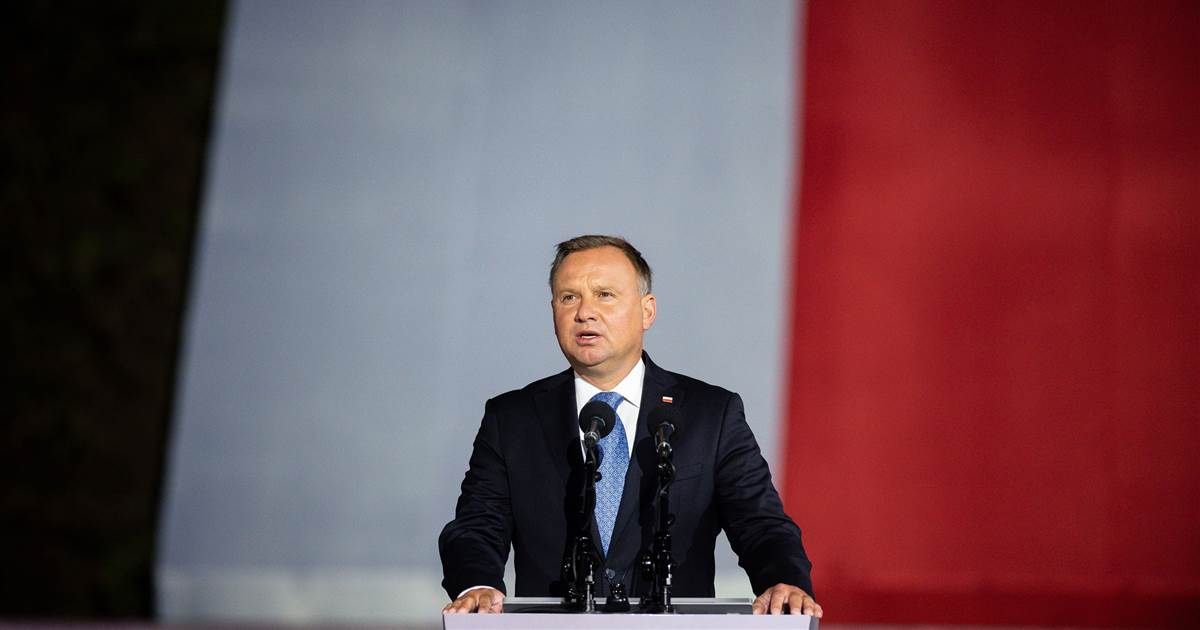 Poland's president has coronavirus, apologizes to
contacts 1