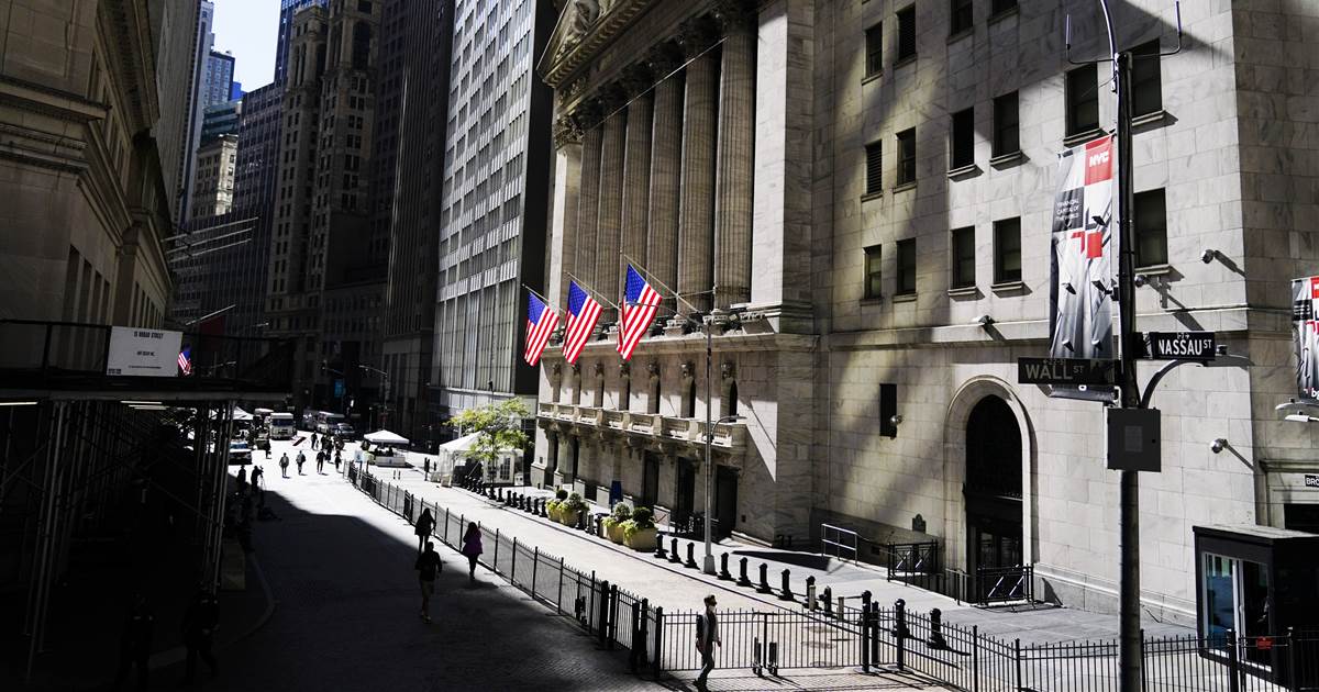 Dow drops more than 500 points as U.S. hits record daily
coronavirus cases 1