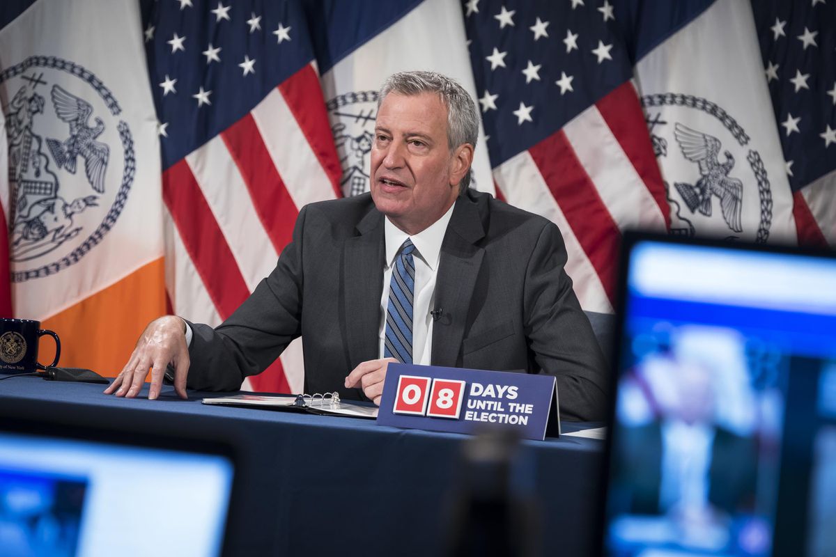 De Blasio urges New Yorkers to stay home for the holidays,
demands feds tighten COVID-19 travel restrictions 1