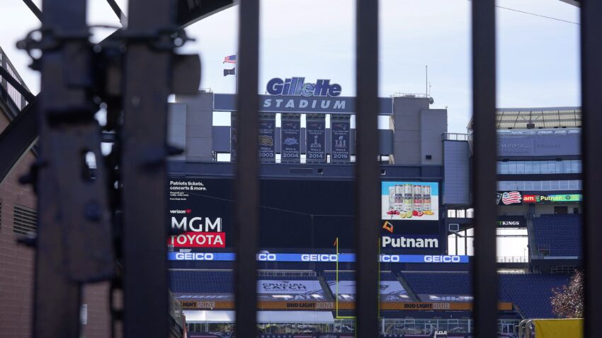 Patriots cancel practice after player reportedly tests
positive for COVID-19 1