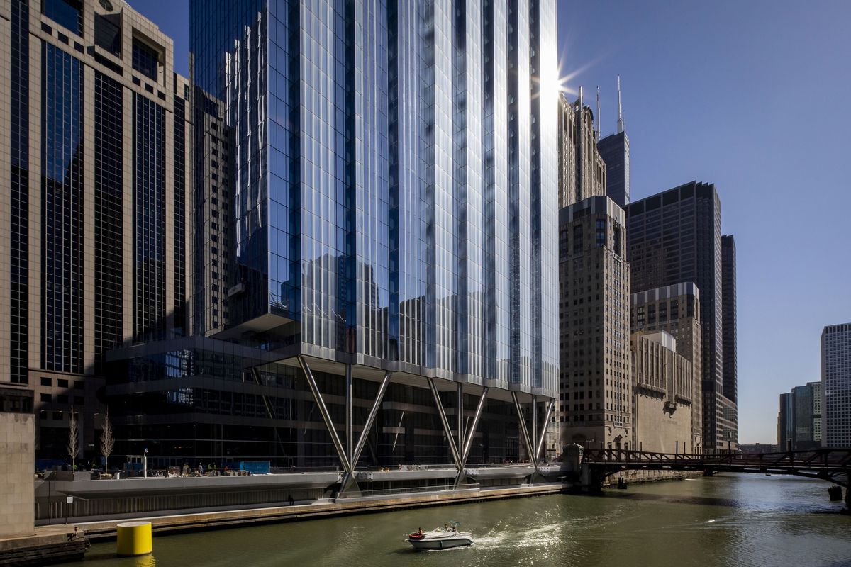 Column: City’s tallest office building in 30 years opens
along Chicago River, mixing drama and banality 1 Column: City’s tallest office building in 30 years opens
along Chicago River, mixing drama and banality 1