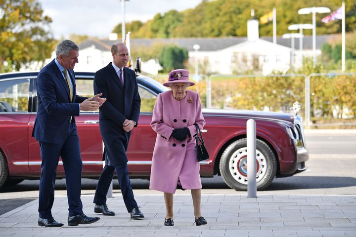 Queen Steps Out For First Major Public Outing Since March
Lockdown 1