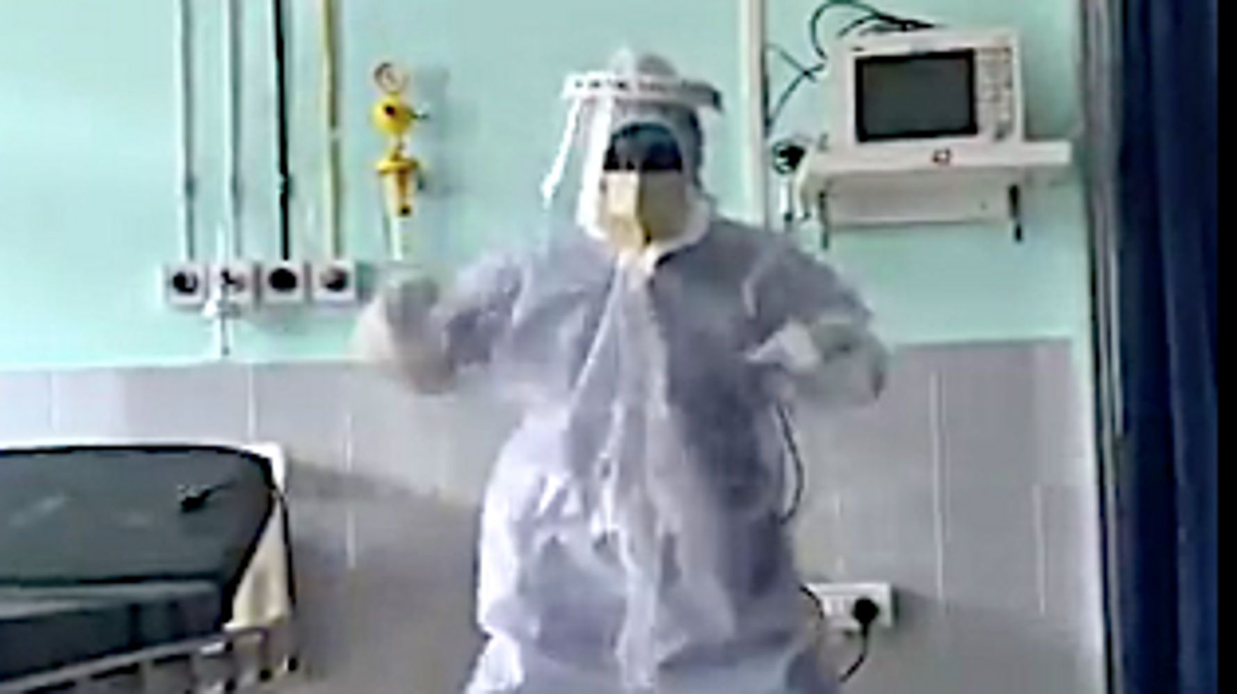 Dancing In The Dark: Doctor Cheers Up COVID-19 Patients By
Busting Moves In Med Gear 1