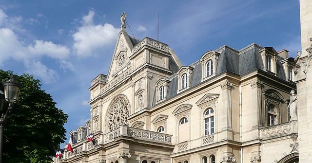 Paris to Open Migrant Reception Centre in Historic Former
Town Hall 1