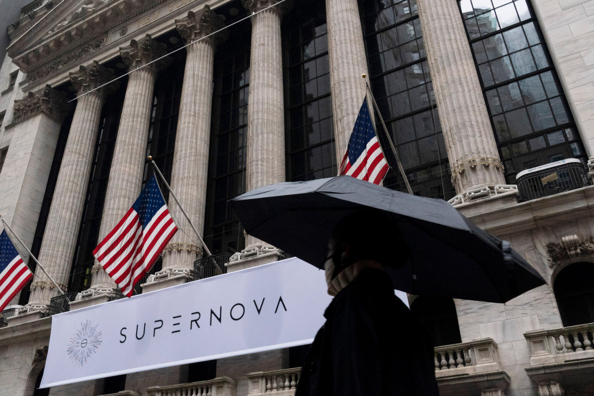 Stocks plunge again as COVID-19 surge continues across
US 1