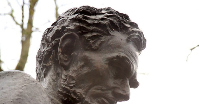 WATCH: Rioters Topple Abraham Lincoln, Teddy Roosevelt
Statues in Portland; Museum Windows Smashed 1