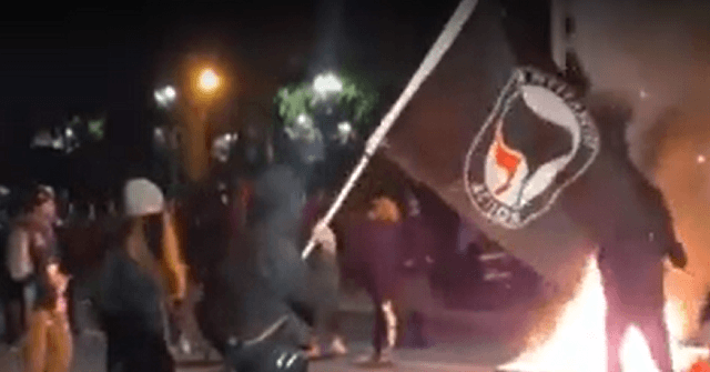Protesters Start Fire in Street near Federal Courthouse,
Police Threaten Arrests 1