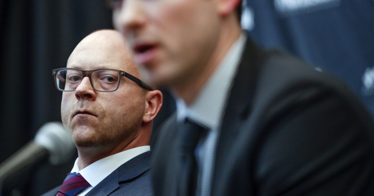 Blackhawks’ letter to fans details rebuilding plans, begins
new era of open communication 1