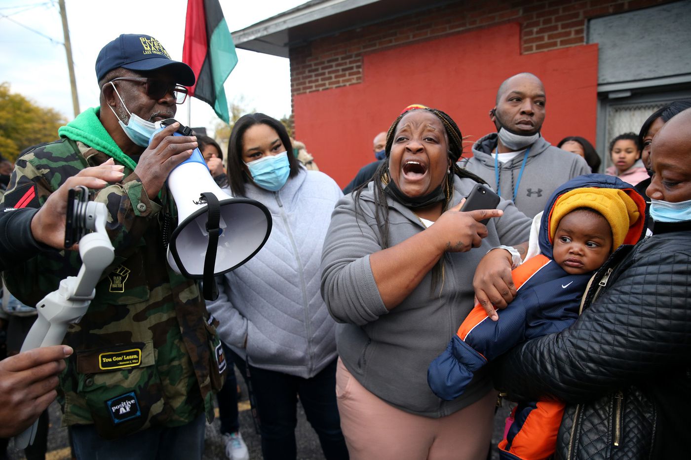 Woman injured in fatal Waukegan police shooting tells
protesters: ‘No one should be allowed to do this to us' 1