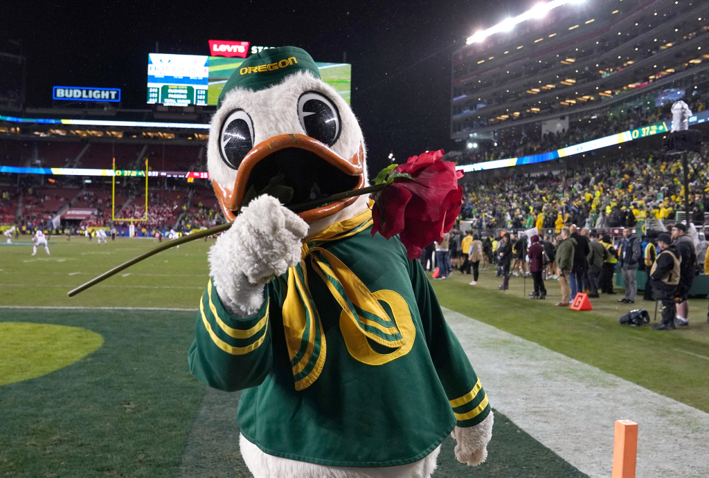 Pac-12 sets COVID-19 cancellation policy for games,
determines tiebreakers for seven-game season 1