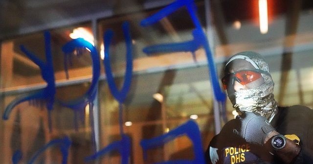 Watch: Police Attacked with Glass Bottles in Portland as
Protesters Call Them ‘Nazi Terrorists’ 1