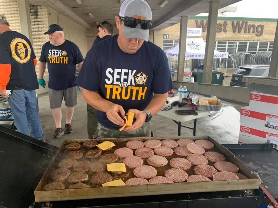 Volunteers bring food to exhausted Louisville Officers in
show of support – not a single media outlet shows up 1