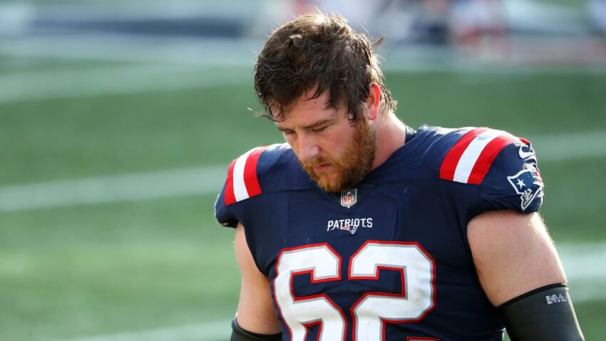 Joe Thuney and Justin Herron leave Patriots-49ers game with
ankle injuries 1