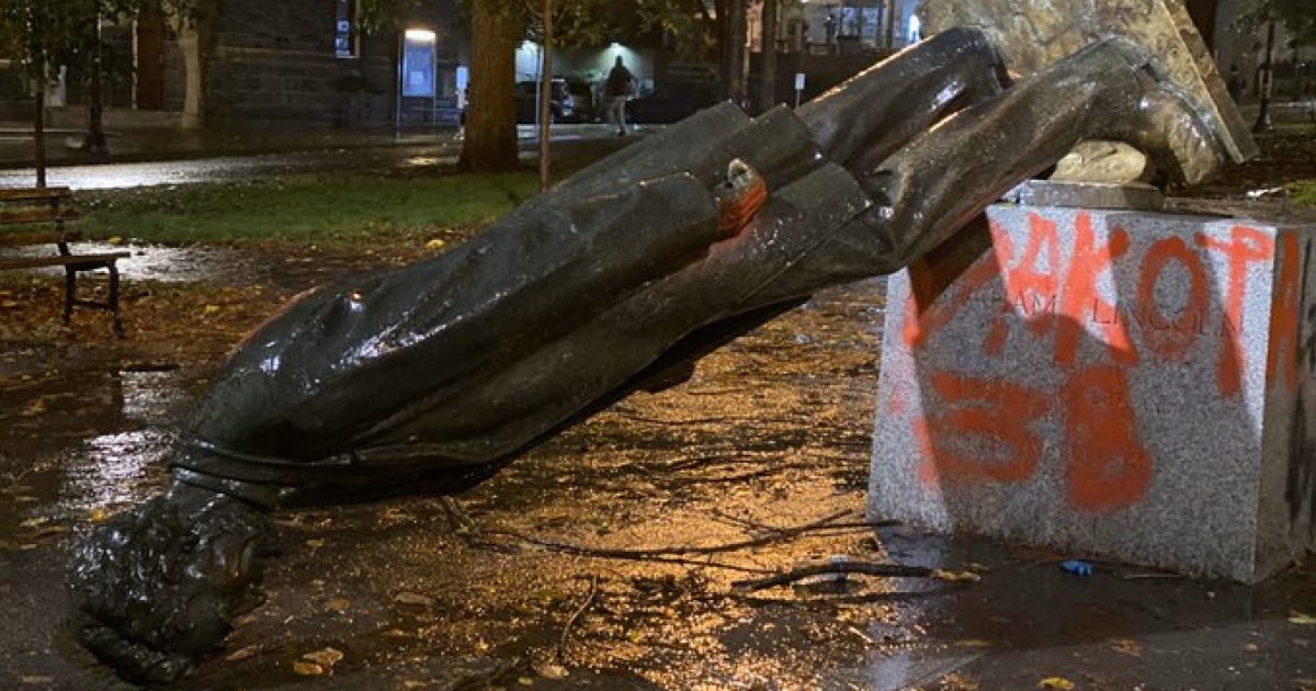 ANTIFA Thugs Destroy Statues of Abraham Lincoln, Theodore
Roosevelt in Portland Riots 1