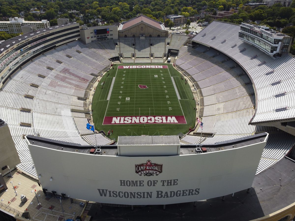 Players’ parents not allowed at the Wisconsin Badgers home
opener on Oct. 24 because of COVID-19 surge 1 Players’ parents not allowed at the Wisconsin Badgers home
opener on Oct. 24 because of COVID-19 surge 1
