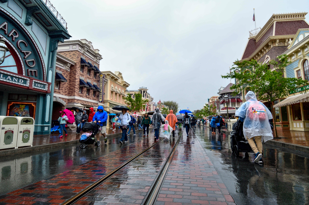 Disney and Universal urge Newsom to ‘stop delaying’ and let
California theme parks ‘open now’ 1