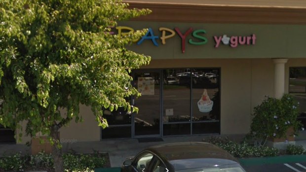Video of couple threatening to sue California yogurt shop
over mask rule lights up Twitter 1