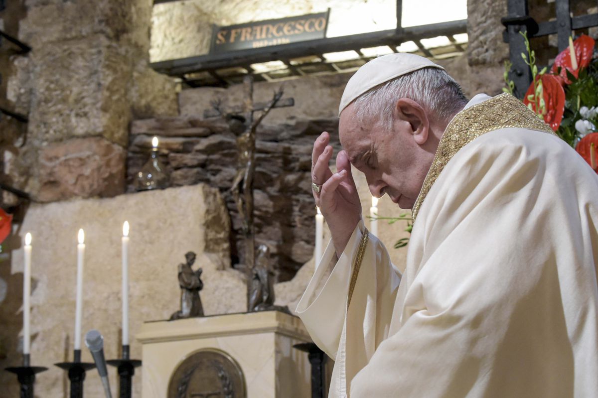 Pope travels outside Rome on first post-lockdown
outing 1