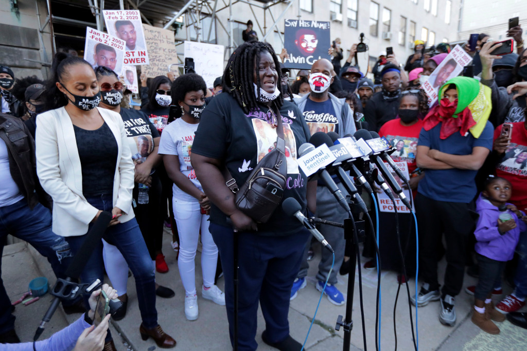 Wisconsin police defend arrest of Alvin Cole’s relatives at
protest 1