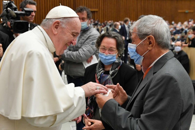 Maskless Pope Francis Sends Mixed Messages to
Faithful 1