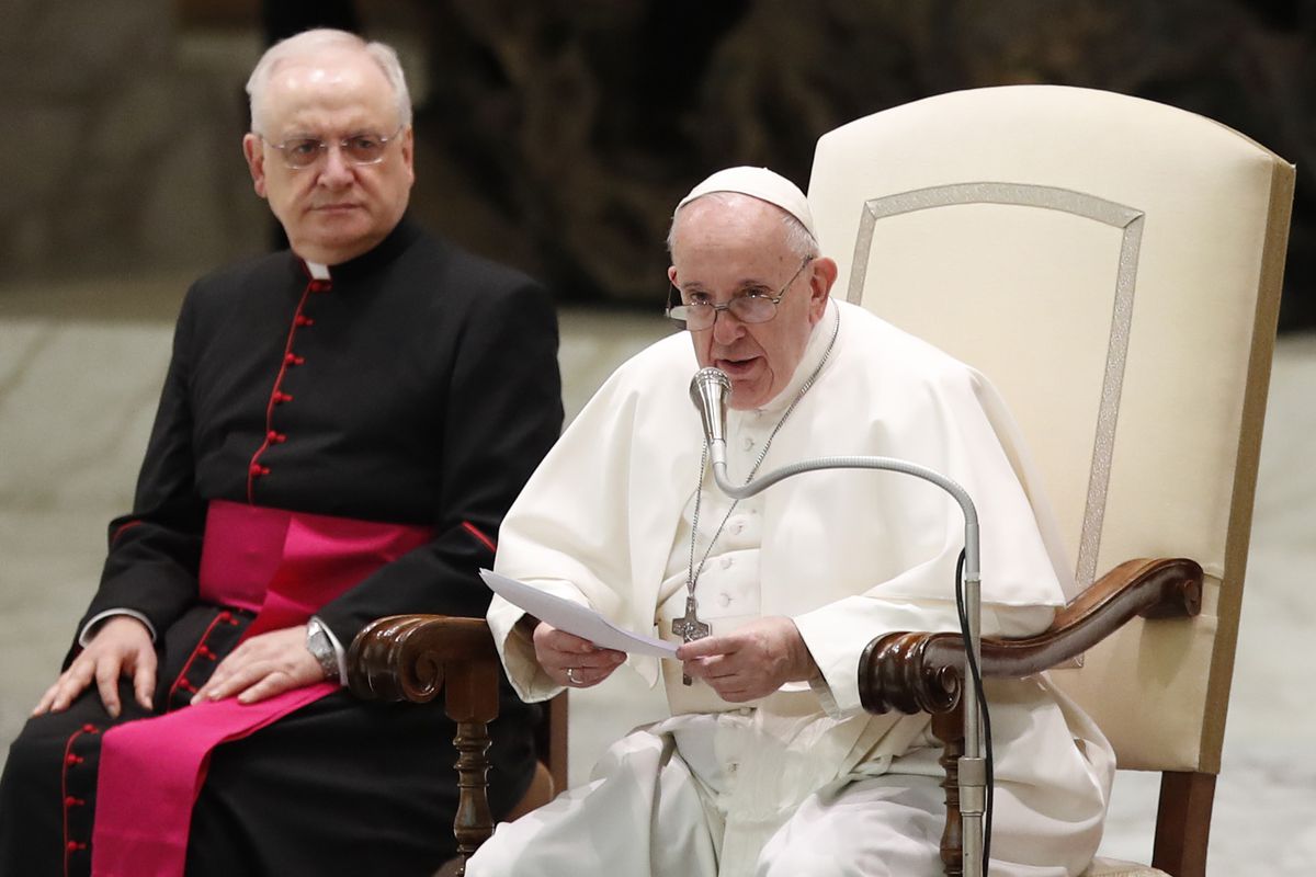 Maskless Pope Francis blames ‘this lady called COVID’ for
social distancing rules 1 Maskless Pope Francis blames ‘this lady called COVID’ for
social distancing rules 1