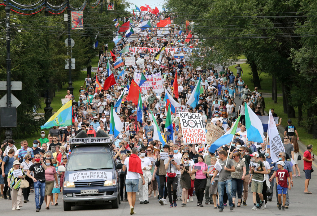 Baton-wielding Russian police crack down on anti-Putin
protests 1
