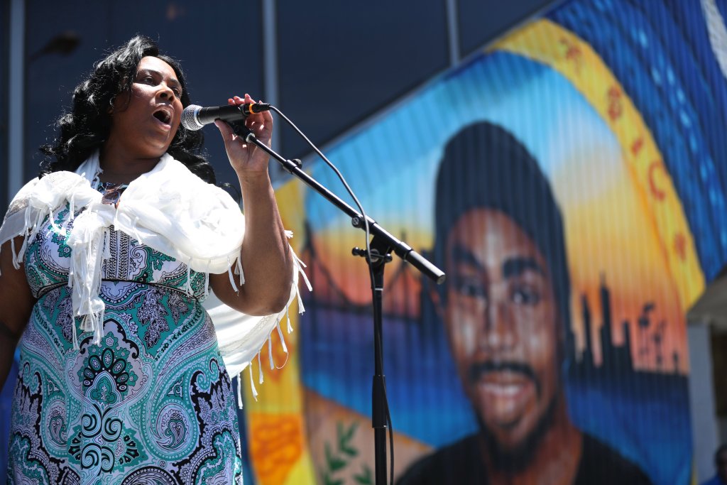Oscar Grant: Family, supporters, want prosecutors to reopen
the case 1