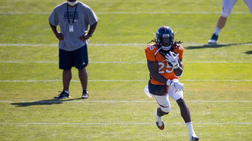 Broncos running backs coach Curtis Modkins tests positive
for COVID-19 ahead of game vs. Patriots 1